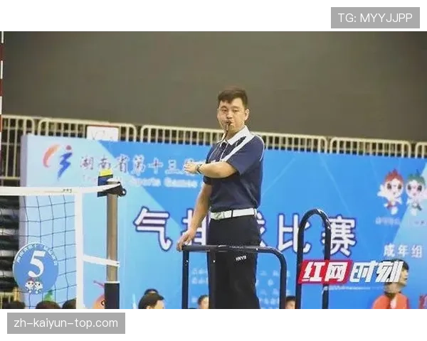 裁判手势详解：常见信号及其对应规则判罚